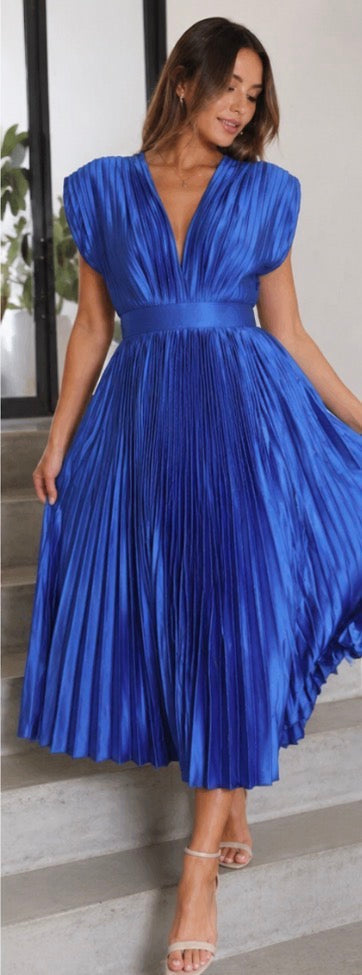 Ellis & Johnson™ | Timeless Pleated Midi Dress