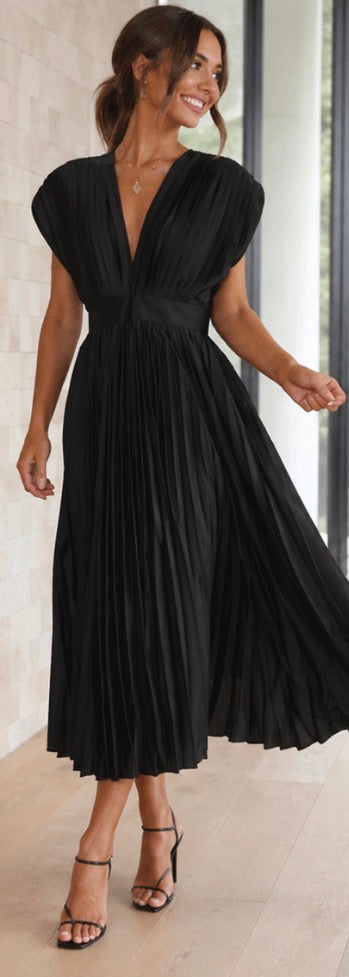 Ellis & Johnson™ | Timeless Pleated Midi Dress