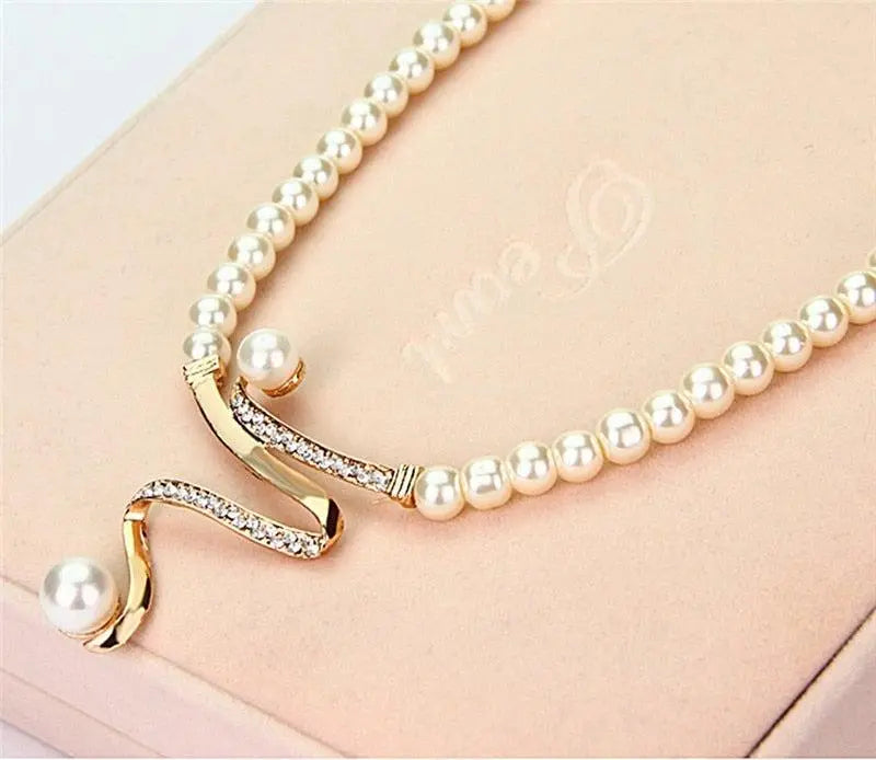Fabiola - Necklace and Earring Set with Natural Pearls