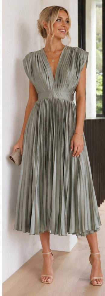 Ellis & Johnson™  | Timeless Pleated Midi Dress