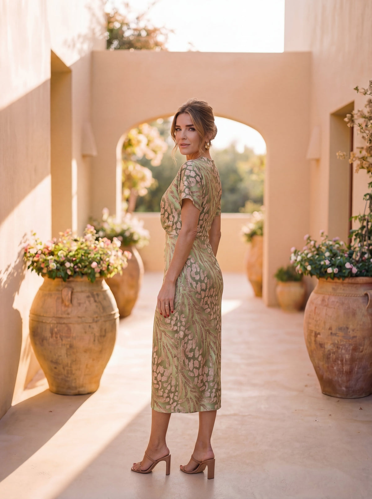 Midi dress with a slimming effect, central knot, and fluid fall