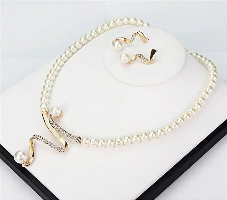 Fabiola - Necklace and Earring Set with Natural Pearls
